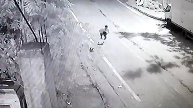 Son dakika gündem: Gaziosmanpaşa'da genç kadına kapkaç şoku kamerada