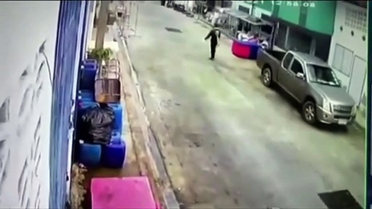 สุพรรณบุรี วงจรปิดจับภาพโจรโรคจิตขโมยชุดชั้นในส...