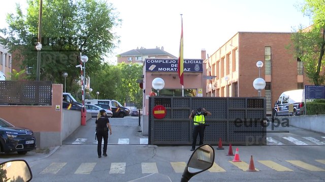 Salida de un furgón con José Luis Moreno de la comisaría de Moratalaz