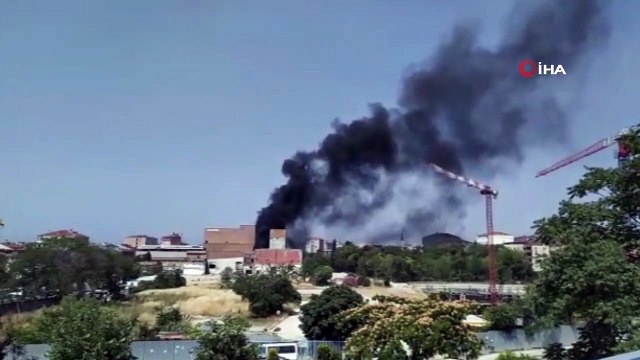 Sefaköy'de bir binada yangın çıktı. Bina alev alev yanarken, olay yerine itfaiye ve polis ekipleri sevk edildi.