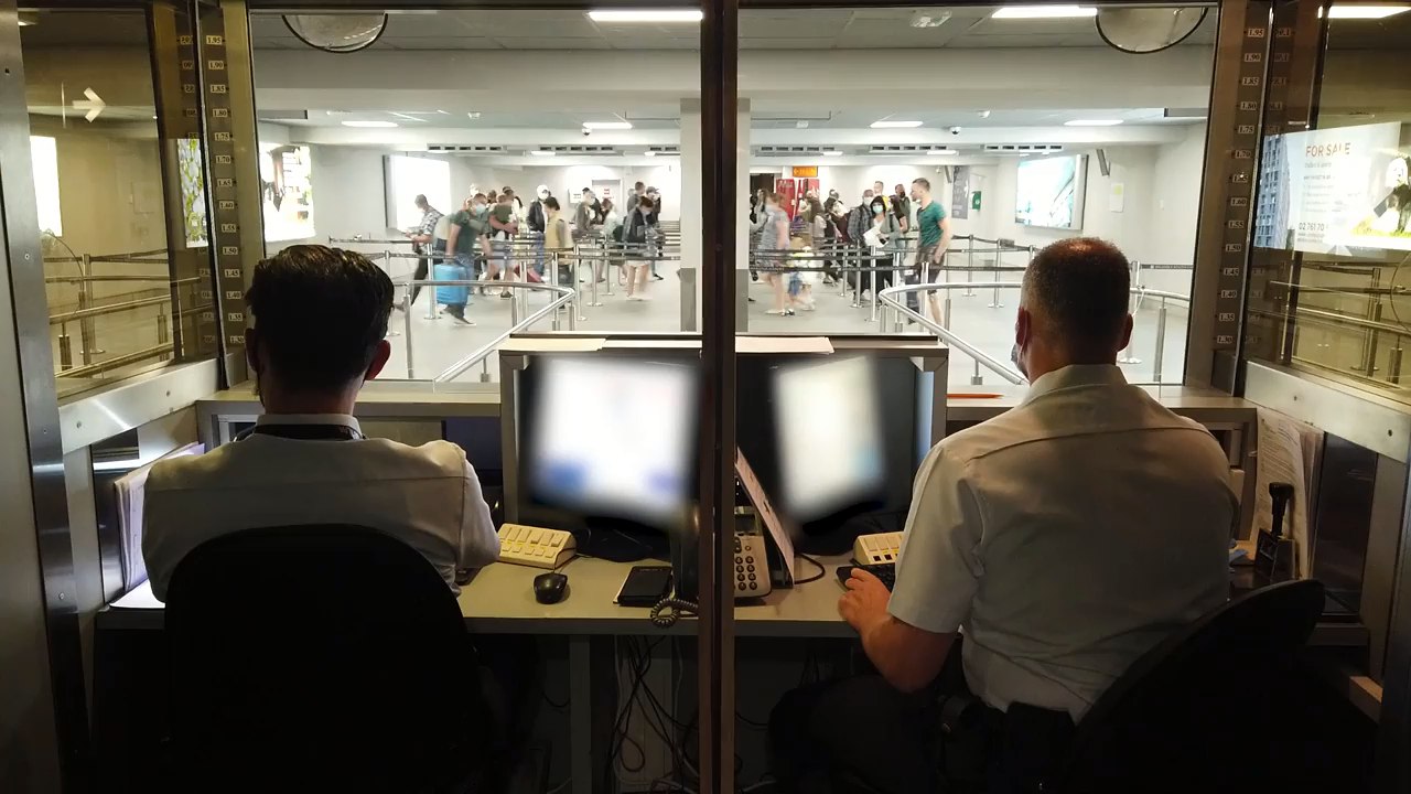 Aéroport de Charleroi : Annelies Verlinden assiste aux premiers pas des passeports vaccinaux européens