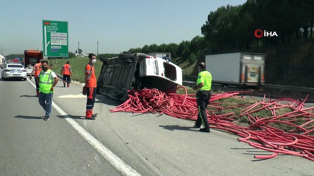 Tuzla’da lastiği patlayan araç bariyerlere daldı: 1 yaralı