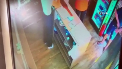 İstediği böreği alamayınca terör estirdi...Satırlı saldırı kamerada