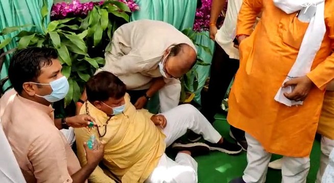 Pradyuman Singh Tomar : मध्य प्रदेश में मंच से गिरे ऊर्जा मंत्री प्रद्युम्न सिंह तोमर