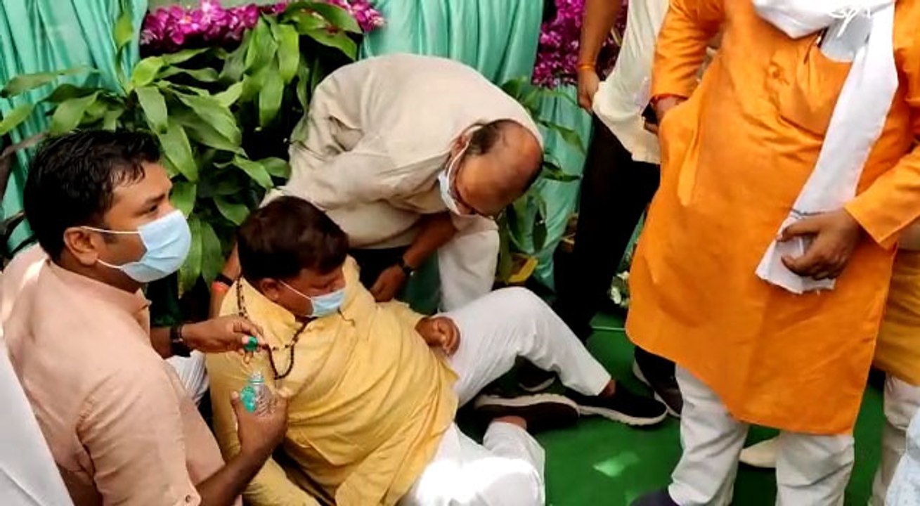 Pradyuman Singh Tomar : मध्य प्रदेश में मंच से गिरे ऊर्जा मंत्री प्रद्युम्न सिंह तोमर