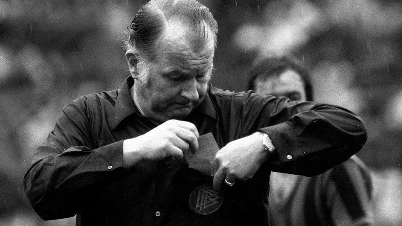 Erste Rote Karte: Schiedsrichter Hilker trifft Übeltäter Friedel