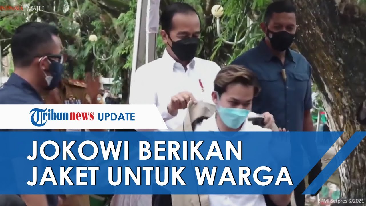 Jokowi Berikan Jaketnya kepada Warga Lagi, Kali Ini untuk Pemuda Penerima Vaksin Covid-19 di Kendari