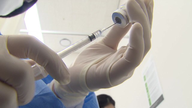 50대, 26일부터 모더나...AZ, 50살 이상만 접종 / YTN