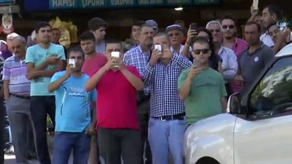 Şüpheli paketi gören telefonuna sarıldı