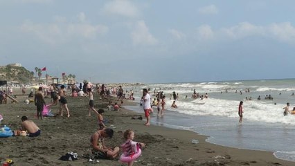 Kısıtlamasız ilk pazar gününde sahile akın ettiler