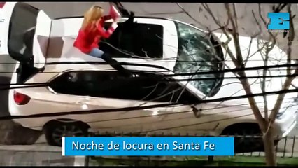 Una mujer destrozó la camioneta de un conocido abogado con un matafuegos y agredió a una policía