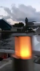 Download Video: Un yacht entre à toute vitesse dans le port et va causer beaucoup de dégats