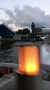Un yacht entre à toute vitesse dans le port et va causer beaucoup de dégats