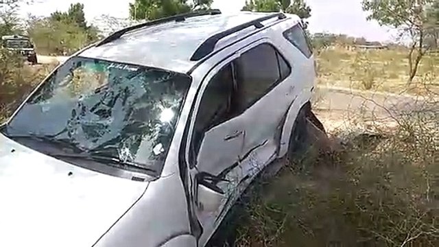 लग्जरी कार पर हमला, चालक के दोनों पांव फ्रैक्चर