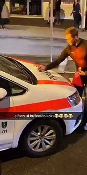 Un supporter suisse sniffe de la coke sur une voiture de police