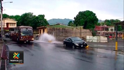 tn7-decenas-de-litros-de-agua-desperdiciados-tras-choque-contra-hidrante-010721