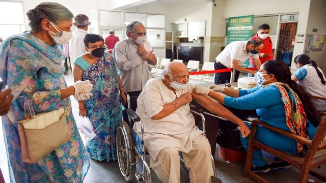 What is door to door vaccination plan for elderly in Mumbai