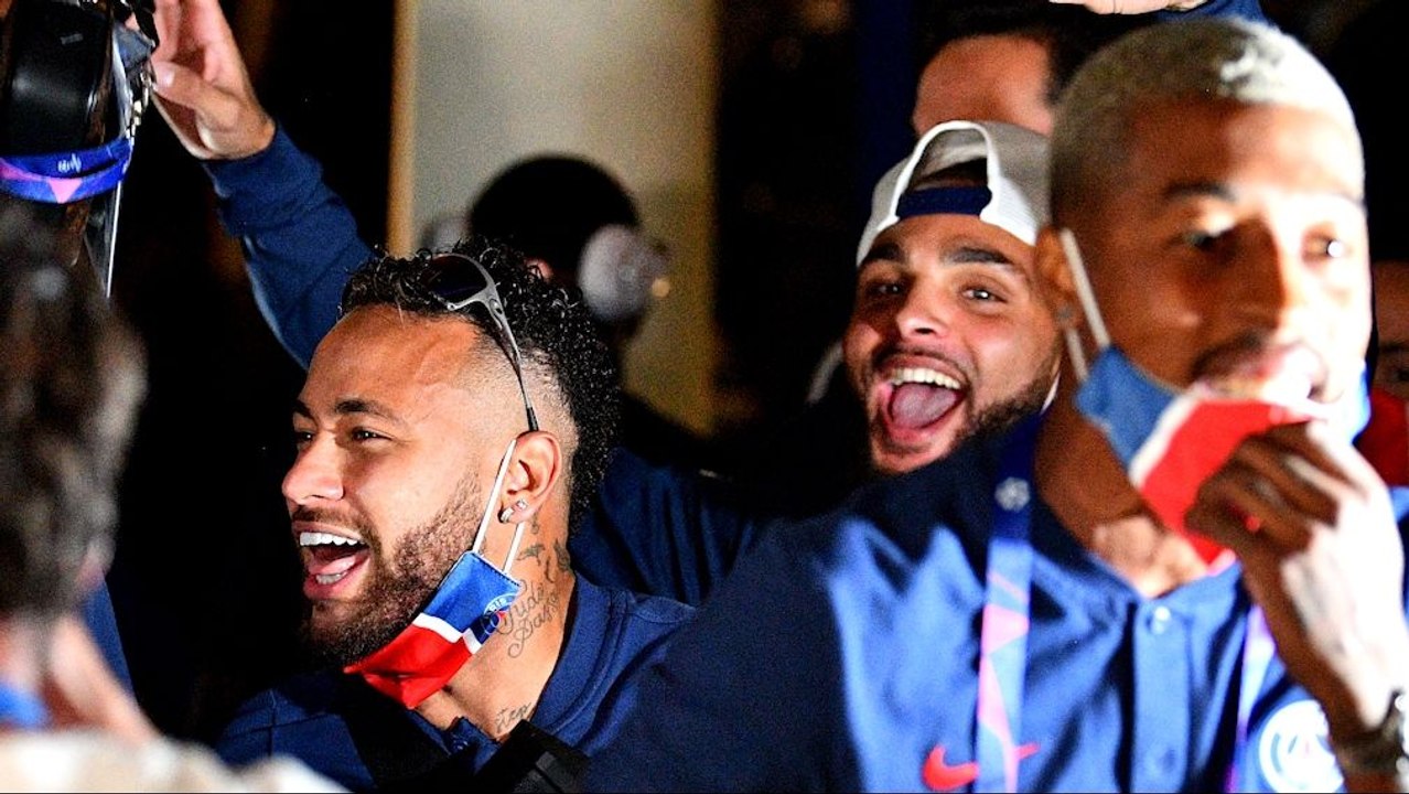 PSG feiert Finaleinzug, die Fans ohne Abstand und Masken