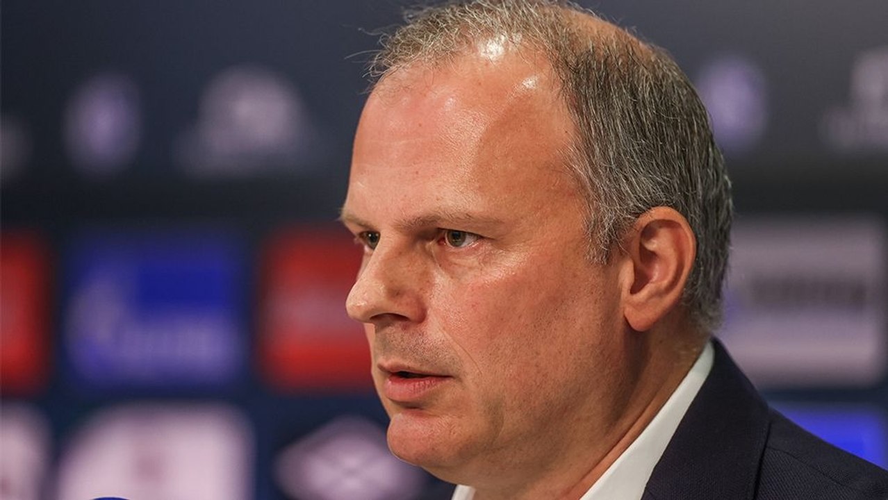 Schneider über Schalke-Transfers: 'Man muss in anderen Regalen suchen'