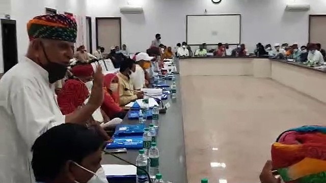 जिला परिषद की बैठक में जनप्रतिनिधियों के निशाने पर रहे अधिकारी, सीईओ से बार-बार हुई हॉट टॉक