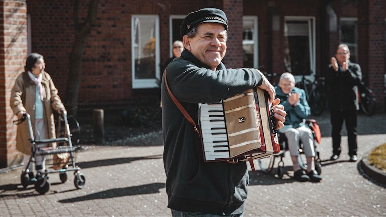 Held der Corona-Krise: St. Pauli-Busfahrer zaubert Senioren ein Lächeln ins Gesicht