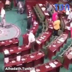 La députée Tunisienne Abir Moussi frappée lors d'une séance plénière au parlement