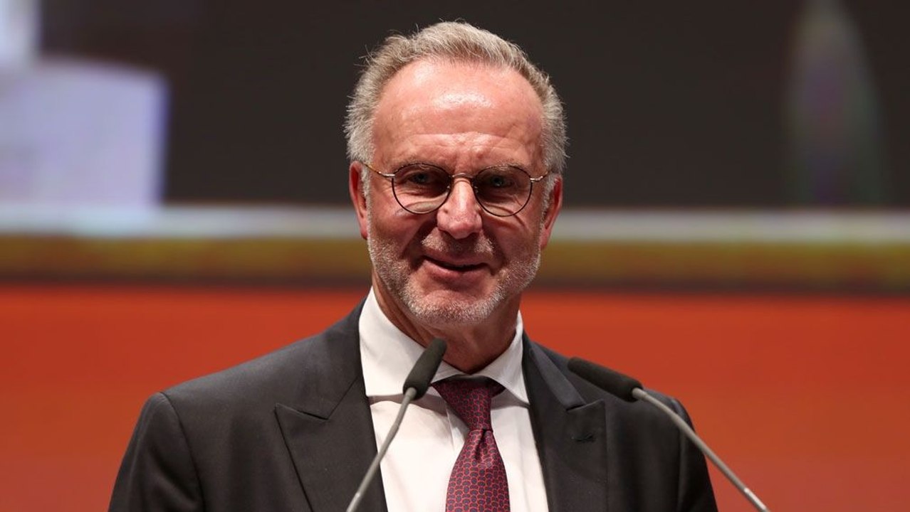 Im Video: Rummenigge und das vielsagende Päckchen für Flick