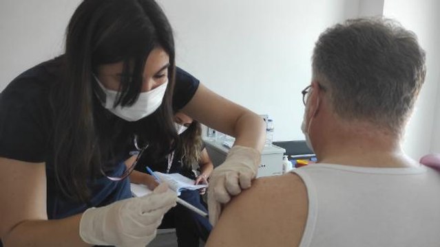 SAĞLIK ÇALIŞANLARI VE 50 YAŞ ÜSTÜNE 3'ÜNCÜ DOZ AŞILAMA BAŞLADI