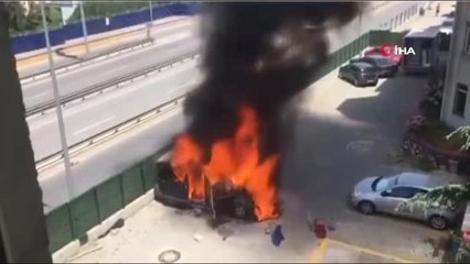 Park halindeki minibüs alev alev yandı