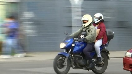Por ir a alta velocidad un motociclista sufrió grave accidente al chocar con un ciclista en Bogotá