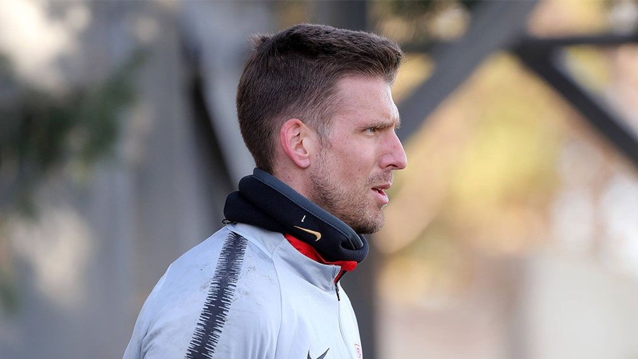 'Fremd wird Freund' - FCA-Keeper Luthe trainiert Augsburger Kinder