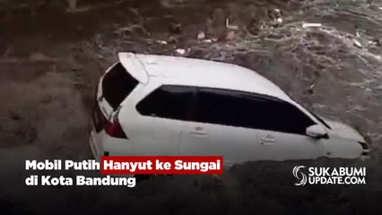 Mobil Putih Hanyut ke Sungai di Kota Bandung