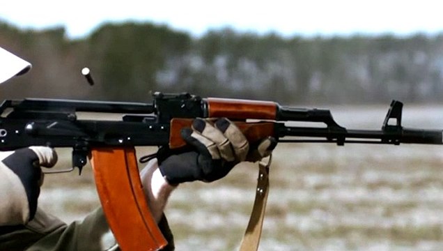 AK-47 ile yavaş çekim atış görüntüleri