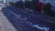 Ukrayna'da otomobil sürücüsü yayaya çarpmamak için karşı şeride girdi