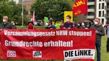 DÜSSELDORF - Almanya'da toplanma ve gösteri hakkını kısıtlayacağı ileri sürülen yasa tasarısı protesto edildi