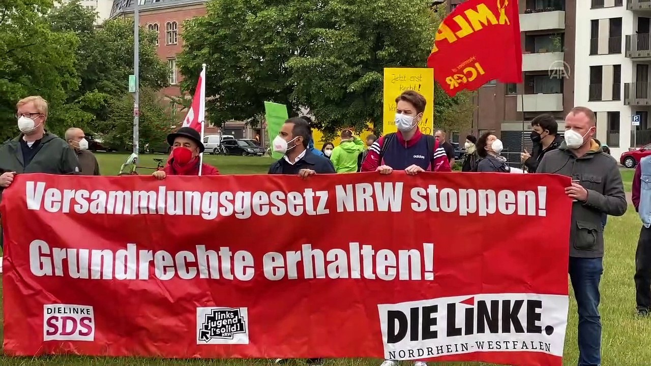 DÜSSELDORF - Almanya'da toplanma ve gösteri hakkını kısıtlayacağı ileri sürülen yasa tasarısı protesto edildi