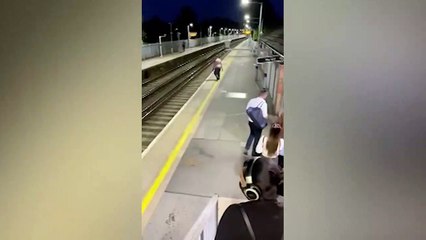 Metroda dehşet anları: Yarı çıplak şekilde raylara atladı