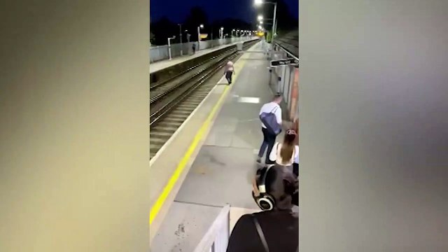 Metroda dehşet anları: Yarı çıplak şekilde raylara atladı