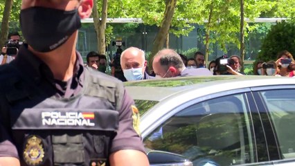 José Luis Moreno, sonriendo y saludando, abandona la Audiencia Nacional