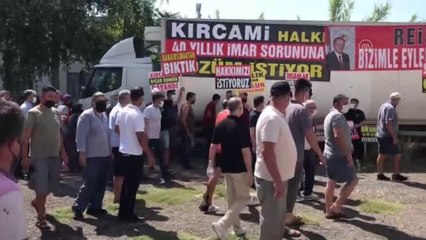 İmar planları iptal edilen mahallenin sakinleri, yolu ulaşıma kapatarak eylem yaptı