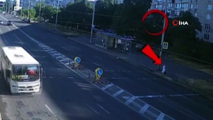 - Ukrayna’da otomobil sürücüsü yayaya çarpmamak için karşı şeride girdi