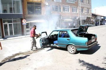 Yanan otomobil paniğe neden oldu