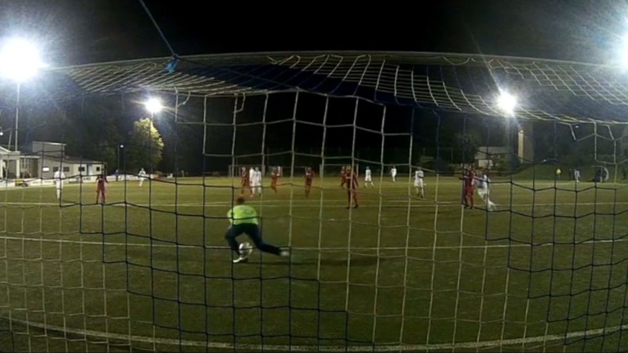 Durch die Beine ins Tor - Kurioser Keeper-Blackout