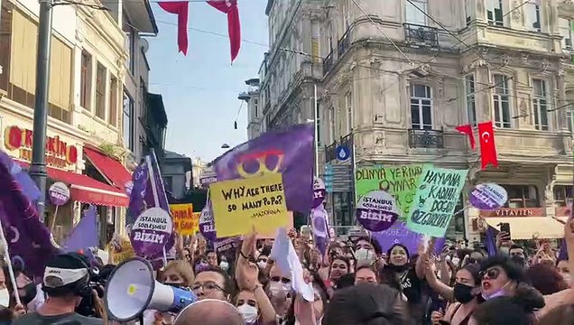 Türkiye'nin İstanbul Sözleşmesi'nden resmi olarak çıktığı 1 Temmuz'da kadınlar Taksim'de bir araya geldi