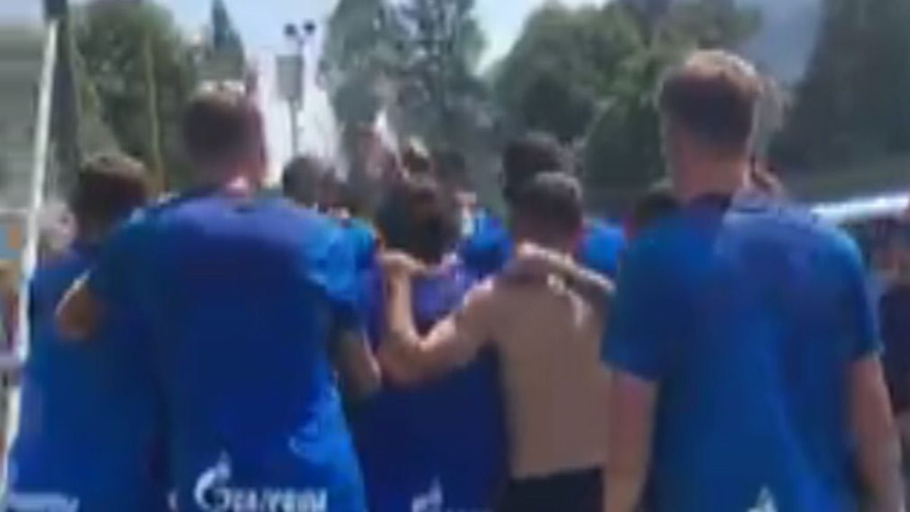 Demonstrativ: Schalker Spieler feiern Franco Di Santo