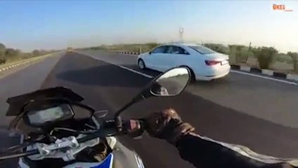 Un motard se laisse beaucoup trop déconcentrer par une voiture !