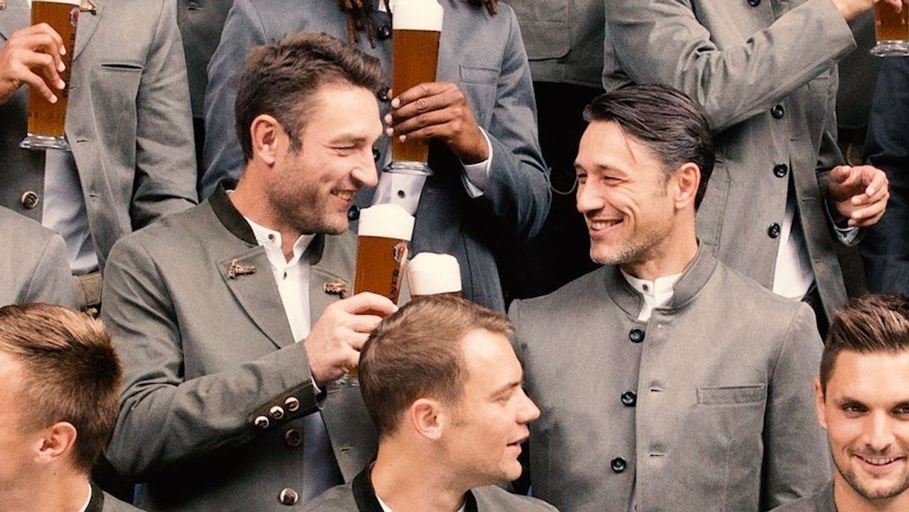 Ein Erfolgsbier für die Bayern - Prost nach dem guten Saisonstart