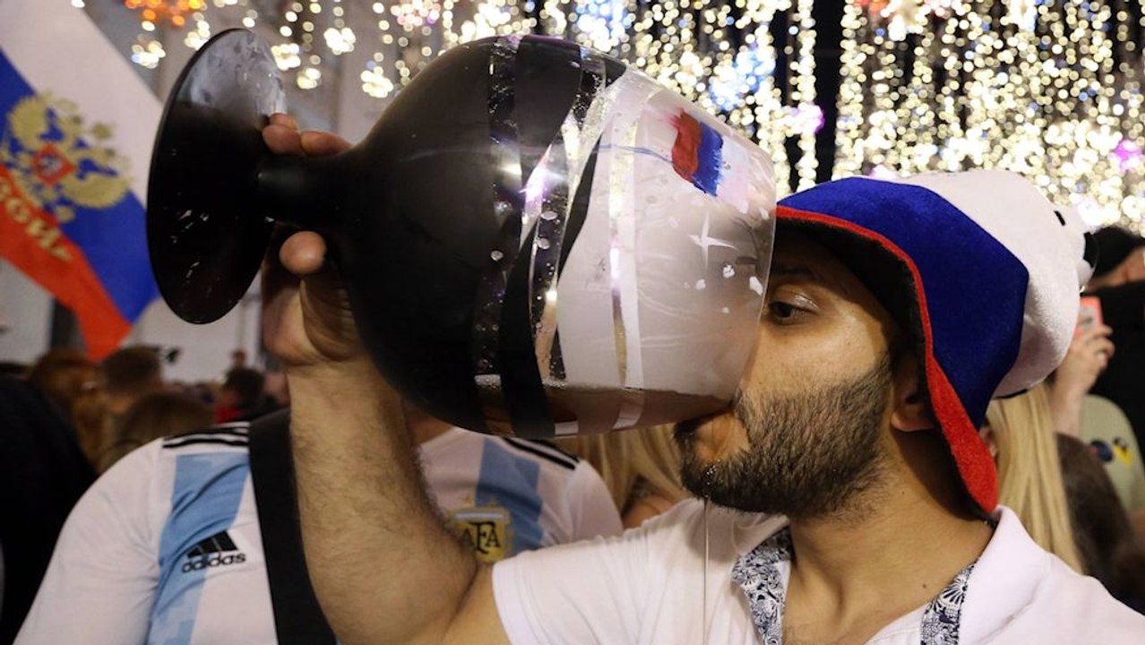 Russland feiert - 'Der Fußballgott ist auf unserer Seite'