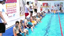 Sultangazi’de çocuklar yüzme havuzlarında yazın tadını çıkartıyor
