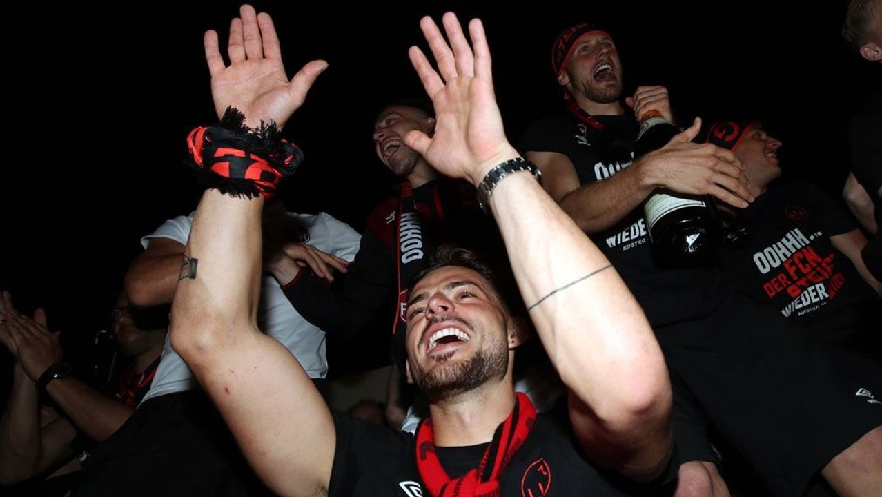 Frenetischer Empfang: 10.000 Club-Fans feiern Aufstieg